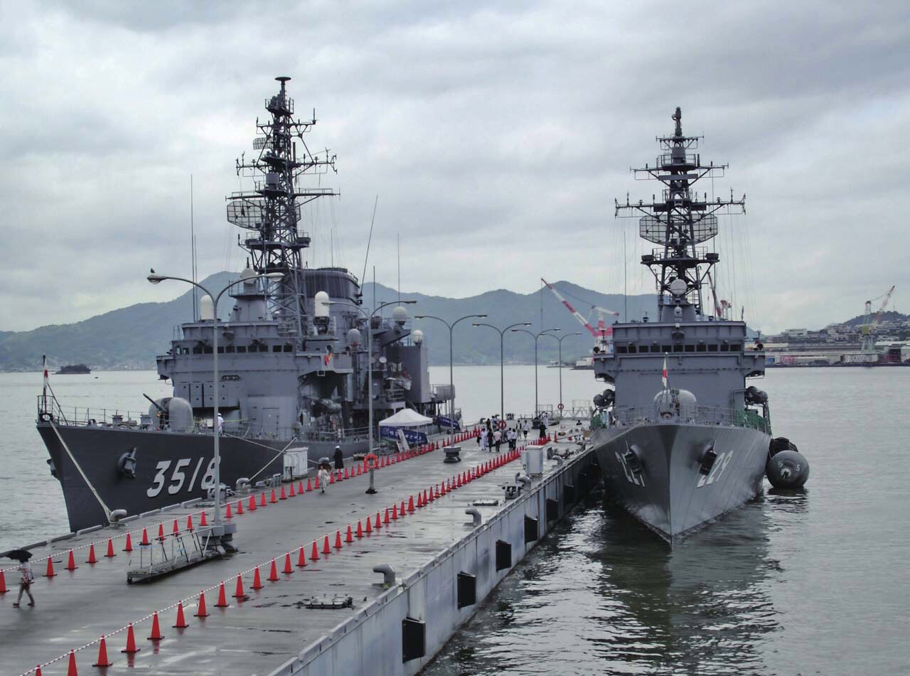 “瀨戶雪”號訓(xùn)練艦（TV-318）和“阿武隈”號護(hù)衛(wèi)艦（DE-229）停在吳港基地.jpeg