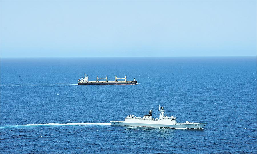 編隊(duì)臨沂艦護(hù)送“中興門(mén)”號(hào)航行。胡佳杰 攝.jpg