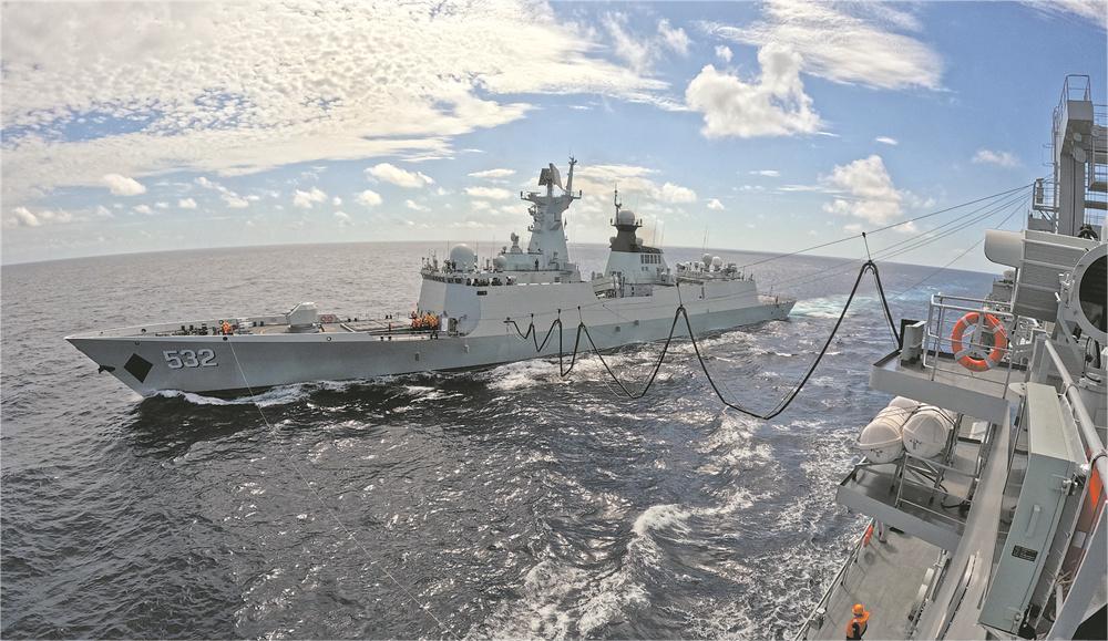 近日，中國(guó)海軍第44批護(hù)航編隊(duì)在前往亞丁灣、索馬里海域途中順利完成液貨補(bǔ)給，這是該批護(hù)航編隊(duì)起航以來(lái)首次進(jìn)行海上補(bǔ)給。.jpg