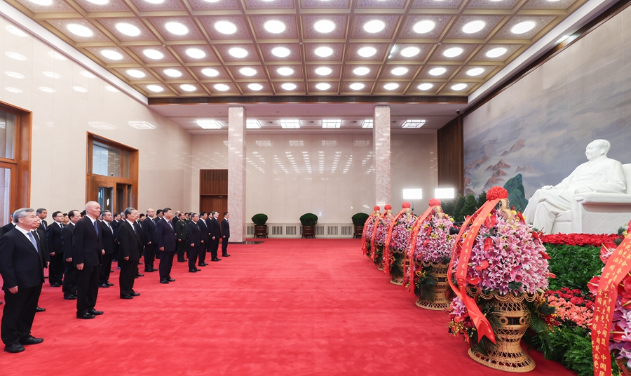 12月26日，中共中央在北京人民大會堂舉行紀念毛澤東同志誕辰130周年座談會。座談會前，習近平、李強、趙樂際、王滬寧、蔡奇、丁薛祥、李希、韓正等領導同志來到毛主席紀念堂瞻仰毛澤東同志遺容。.jpg