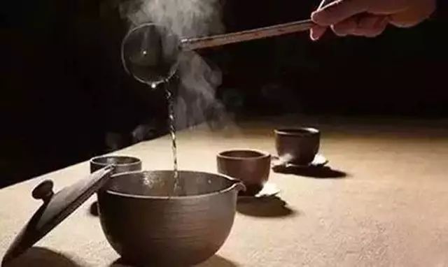 無(wú)論時(shí)代如何變遷，人們對(duì)酒的情感和對(duì)友情的珍視從未改變。在寒冷的冬日里，不妨與好友一同舉杯，讓酒的暖意驅(qū)散寒冷，讓友情溫暖我們的心靈。.jpg