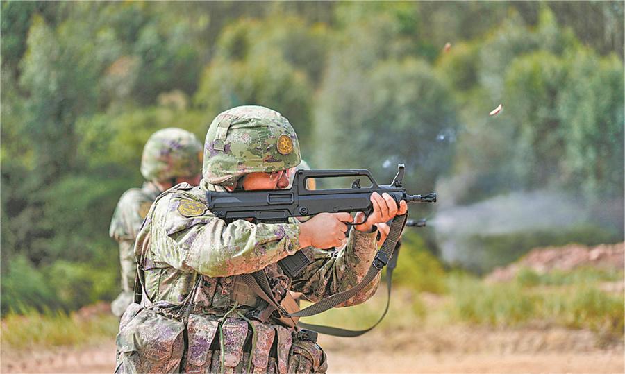 第74集團軍某旅黨委強化領戰(zhàn)意識，帶領官兵掀起訓練熱潮。指揮員參加考核。.jpg