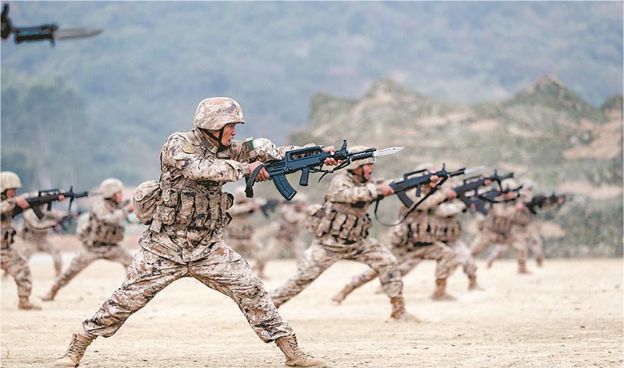 第74集團軍某旅黨委強化領戰(zhàn)意識，帶領官兵掀起訓練熱潮。官兵進行刺殺訓練。.jpg