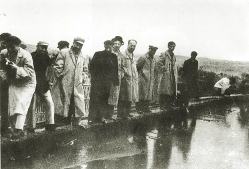 1958年，余秋里在四川川中地區(qū)觀看油田噴油.jpg