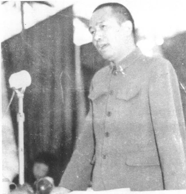 1958年，余秋里在青海冷湖油田職工大會上講話.jpg