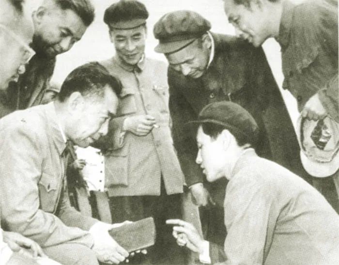 1962年，余秋里陪同周恩來視察大慶油田，了解地質(zhì)情況.jpg