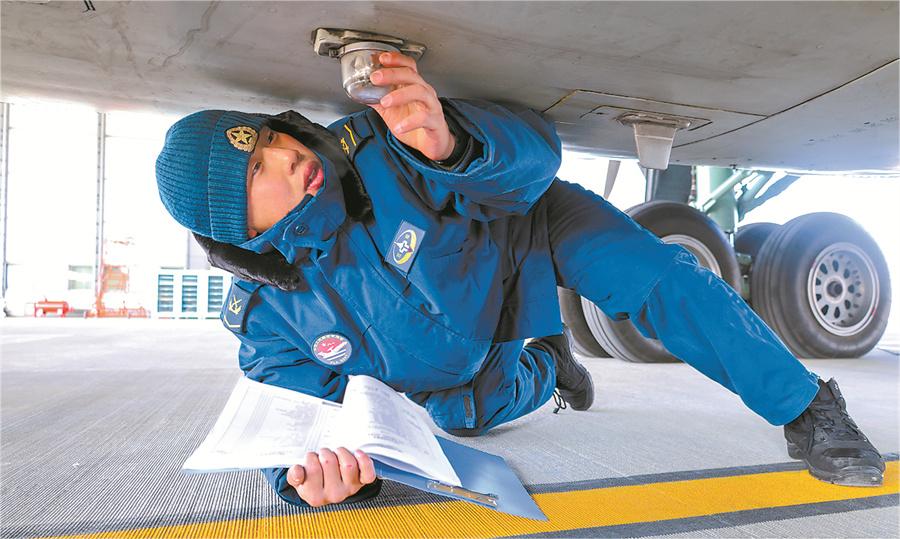 機務兵冒著嚴寒檢查戰(zhàn)機。.jpg