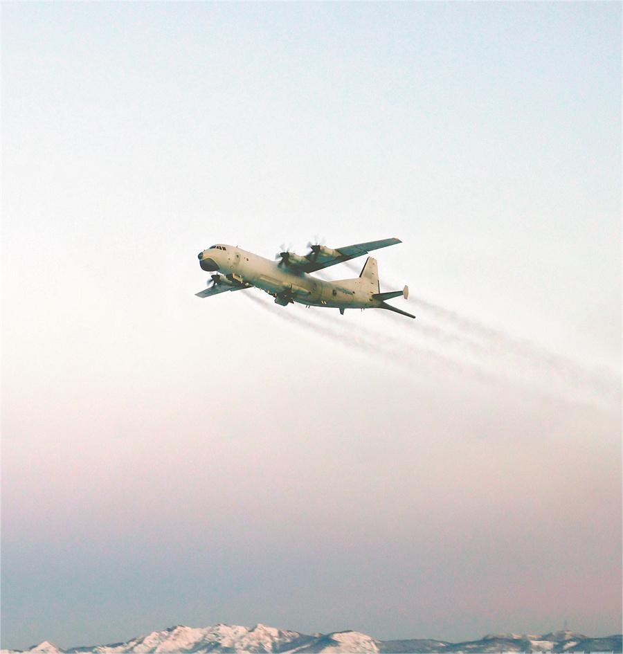 參訓戰(zhàn)機呼嘯升空。.jpg