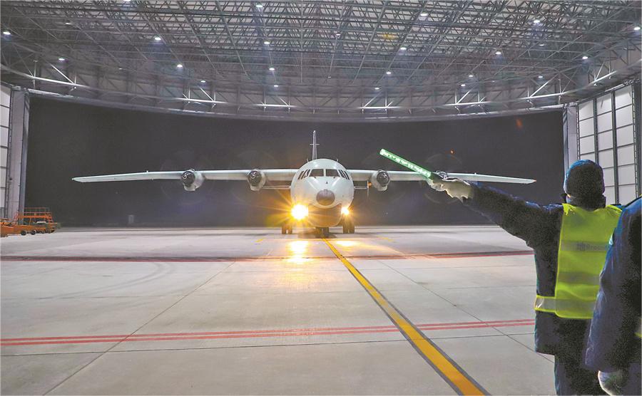 夜間訓練結(jié)束，戰(zhàn)機返場.jpg