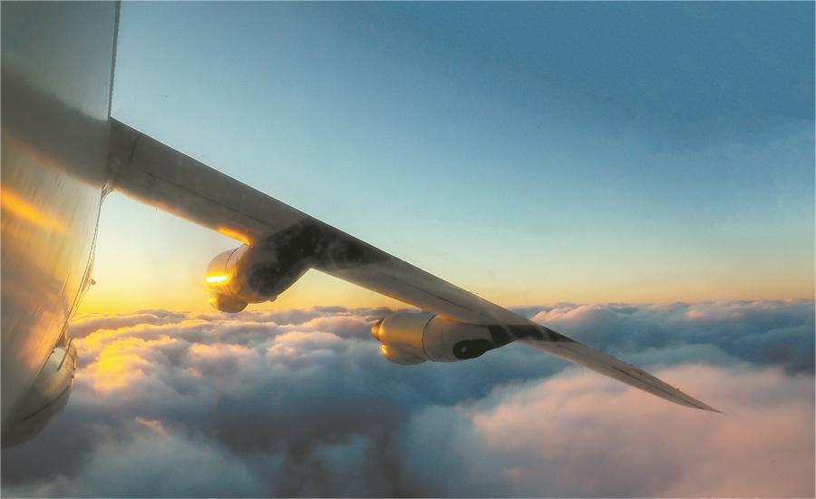 戰(zhàn)機穿越云海，飛赴訓練海空。.jpg