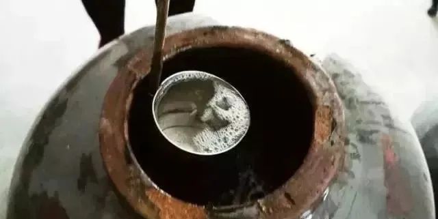 不知道大家有沒有發(fā)現(xiàn)這么一個(gè)問題，在寒冷的冬天，無論天氣再怎么殘酷，白酒都不會(huì)結(jié)冰，似乎它一點(diǎn)都不怕冷呢？2.jpg