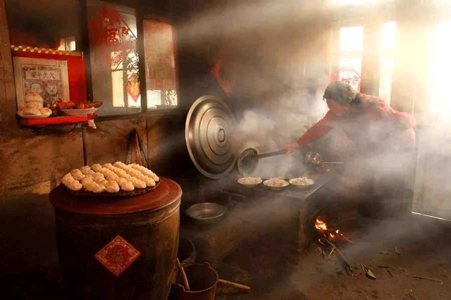 綁火神，就是將玉米梗或麥梗綁在一根長(zhǎng)長(zhǎng)的木棒上.jpg