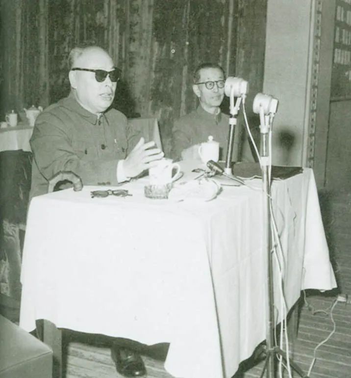 1964年，陳毅在北京第二外國語學(xué)院作報(bào)告.jpg