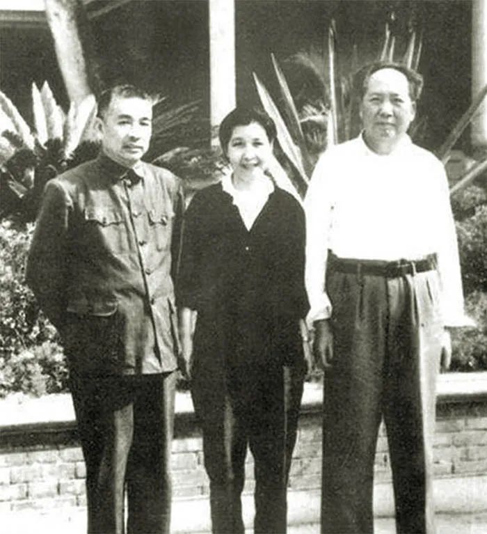 毛澤東與陶鑄、曾志合影.jpg