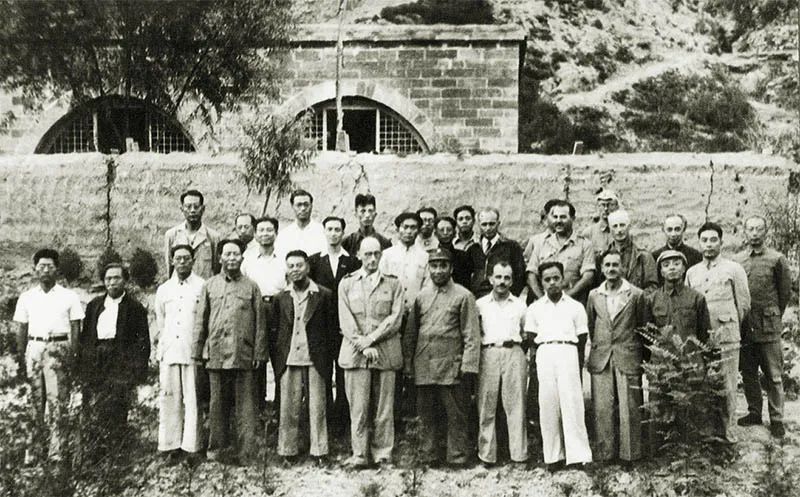 1944年6月，毛澤東、朱德在延安會見中外記者西北參觀團并合影留念。朱德身后穿深色上衣者為趙超構(gòu).jpg