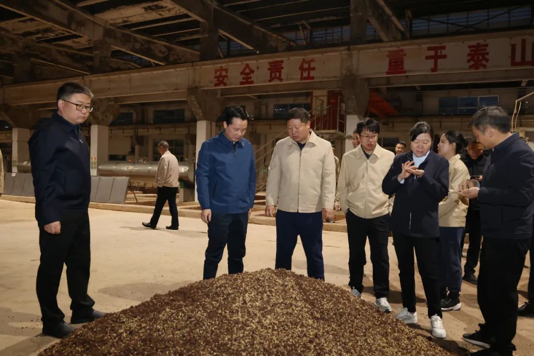丁雄軍、王莉查看酒醅.jpg