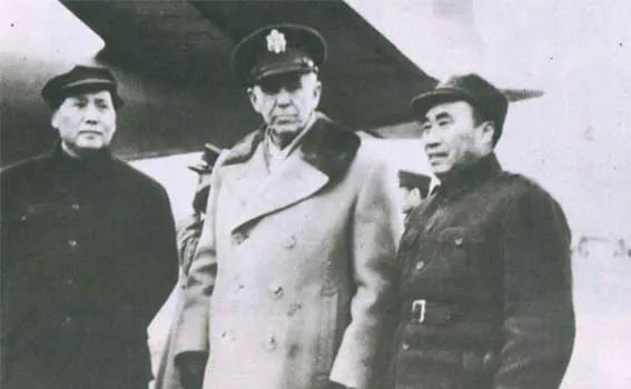 毛澤東、朱德與軍事三人小組的馬歇爾在延安機(jī)場(chǎng)合影.jpg
