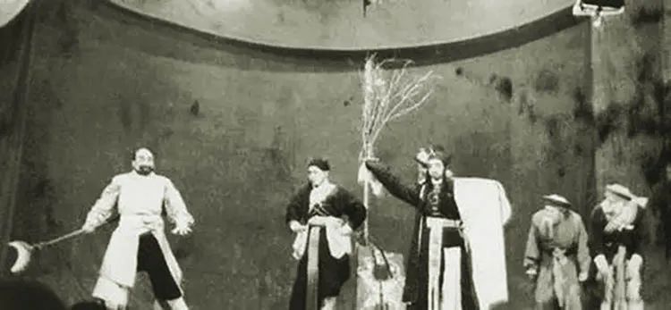 1943年，中央黨校編演《逼上梁山》劇照.jpg