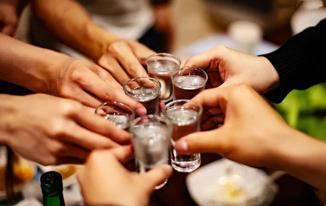 如何正確結(jié)交酒桌上的人？.jpg