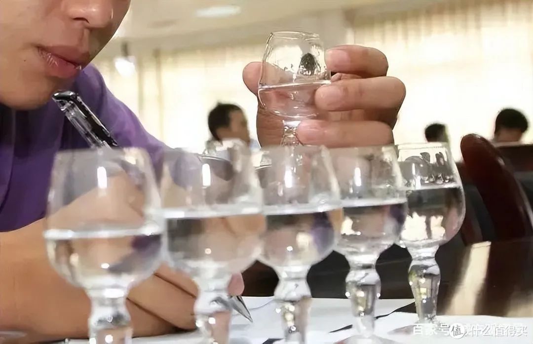 很多酒友平日里沒有留意看，現(xiàn)在出售的醬香酒等級多為“優(yōu)級”、“一級”、”二級”。比較有意思的是，有的醬香酒價(jià)格較高，但卻是一級，有的價(jià)格低卻是優(yōu)級。.jpg