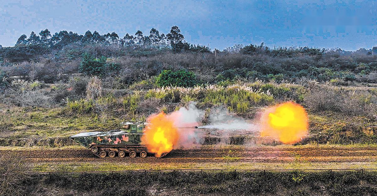 近日，陸軍某旅組織裝甲分隊(duì)?wèi)?zhàn)斗射擊考核。劉  浩攝.jpg
