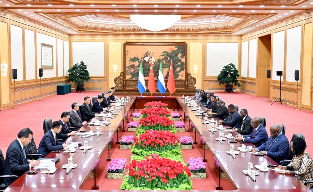 國家主席習近平在北京人民大會堂同來華進行國事訪問的塞拉利昂總統(tǒng)比奧舉行會談1.jpg
