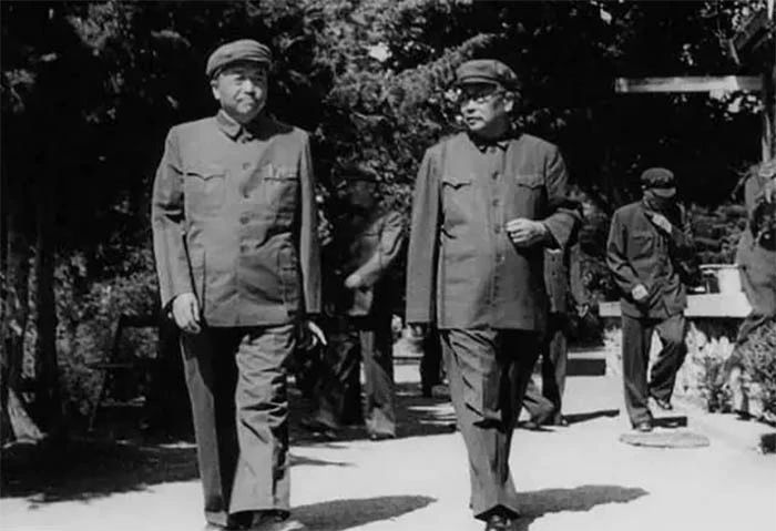 彭德懷(左)和李克農(nóng)(右)步入談判會(huì)場(chǎng)。.jpg