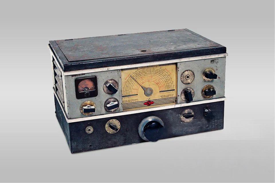 周恩來(lái)、任弼時(shí)在延安使用的收音機(jī).jpg