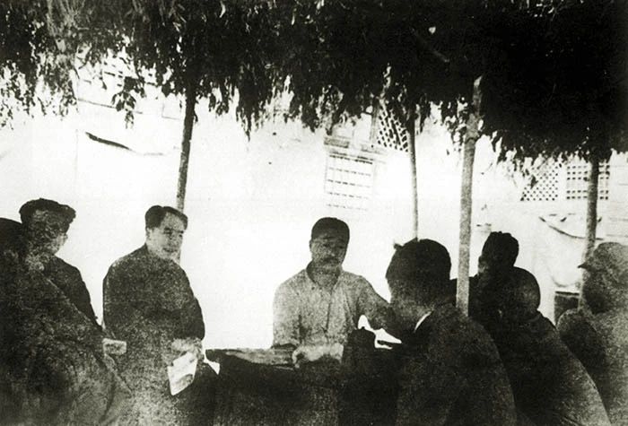 左起：任弼時(shí)、毛澤東、賀龍.jpg