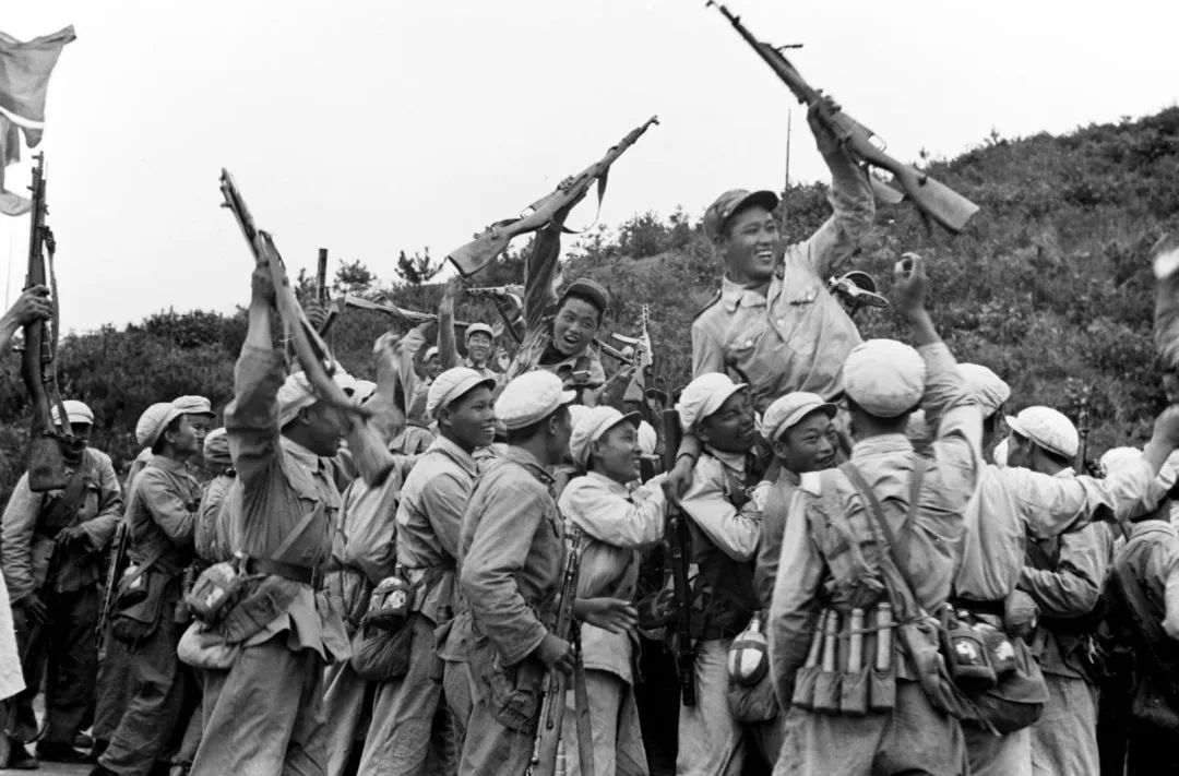 這是中國(guó)人民志愿軍和朝鮮人民軍一起歡慶戰(zhàn)斗勝利。.jpg
