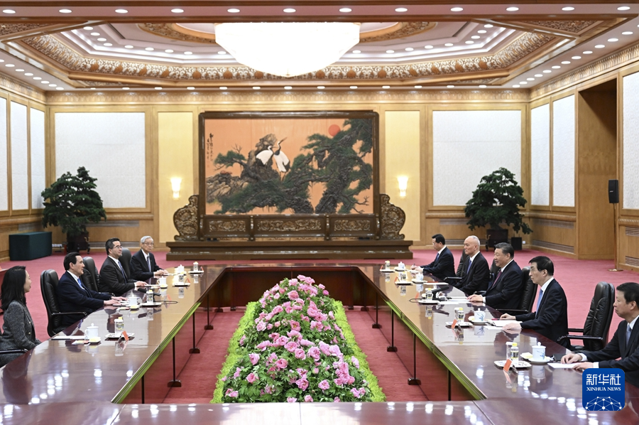 新華社北京4月10日電  中共中央總書記習(xí)近平10日下午在京會見馬英九一行。3.png