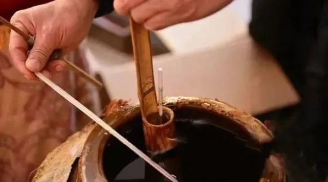 用酒勾酒的方法，醬香型白酒可以演化出層次感豐富的品味.jpg