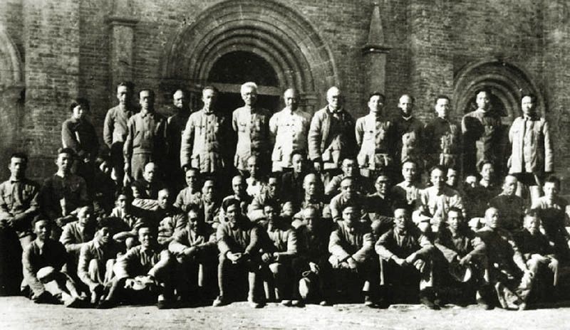 1938年9月，參加中國共產(chǎn)黨擴(kuò)大的六屆六中全會(huì)與會(huì)代表合影.jpg