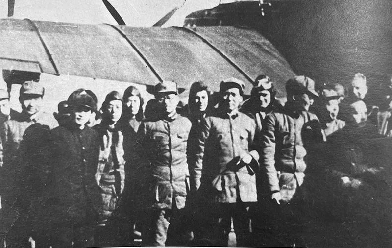 1937年11月，毛澤東等在機(jī)場歡迎王明、康生、陳云等從蘇聯(lián)回到延安.jpg
