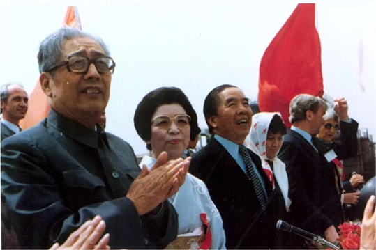 柴樹藩（左一）、包玉剛（左三）.png