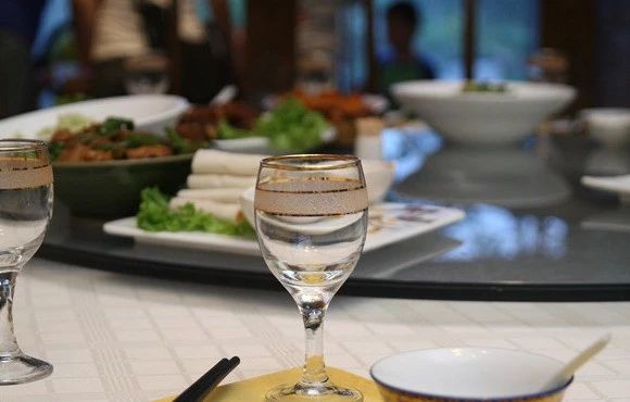 酒局：圈子不同，不必強(qiáng)融.jpg