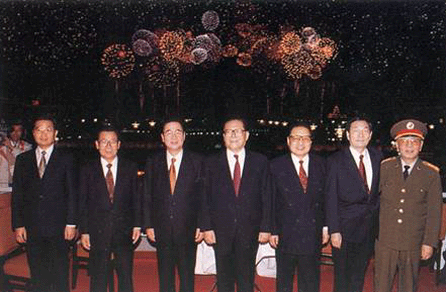 1992年10月19日，新當選的中共中央政治局常委江澤民、李鵬、喬石、李瑞環(huán)、朱镕基、劉華清、胡錦濤會見中外記者.gif