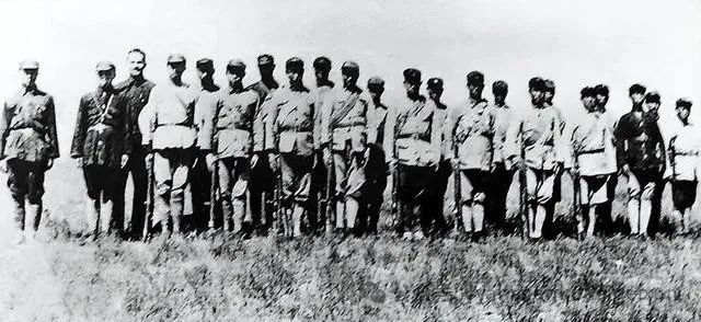 剛抵達(dá)戈壁灘時(shí)，孫繼先為了鼓舞全軍士氣，提出了“干在戈壁灘，埋頭在青山”的口號(hào)。.jpg