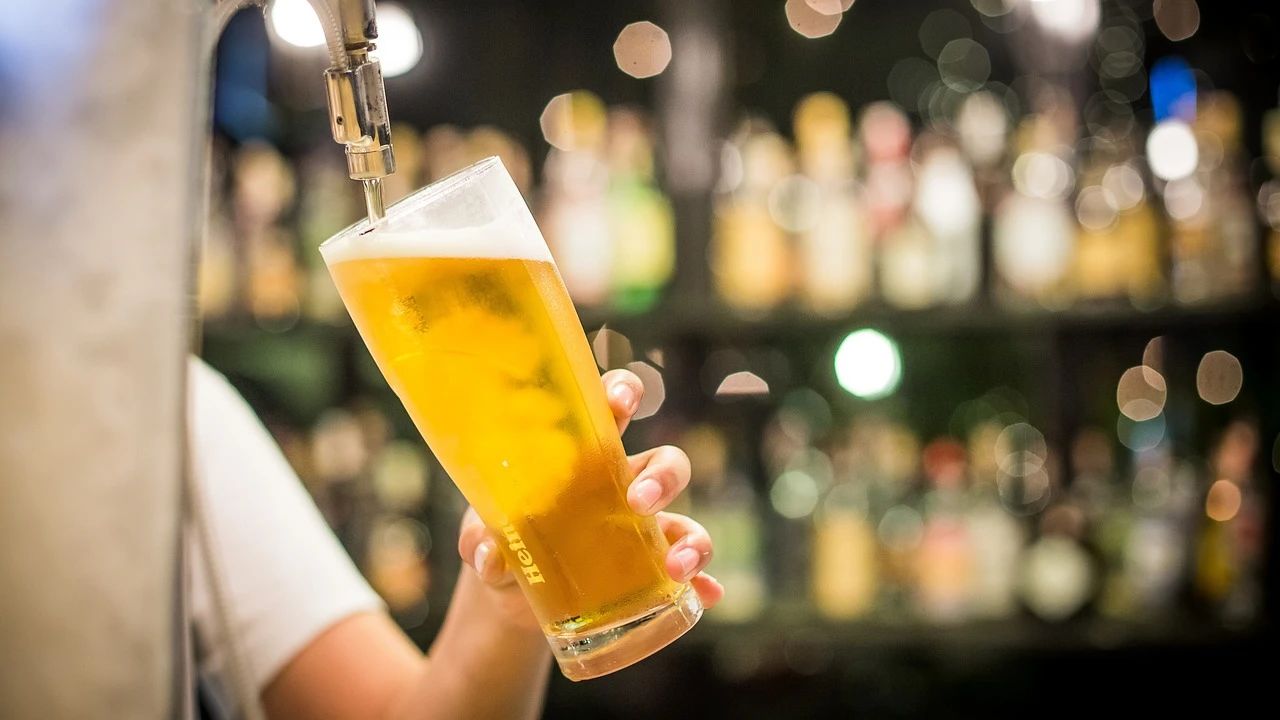 同樣是啤酒，“罐裝”和“瓶裝”選哪個(gè)好？.jpg