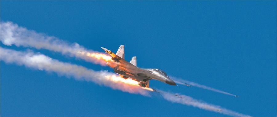 西部戰(zhàn)區(qū)空軍某部戰(zhàn)機(jī)發(fā)射火箭彈.jpg