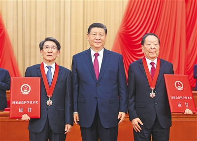 中共中央總書記、國家主席、中央軍委主席習(xí)近平向獲得二〇二三年度國家最高科學(xué)技術(shù)獎的武漢大學(xué)李德仁院士（右）和清華大學(xué)薛其坤院士（左）頒獎。.jpg