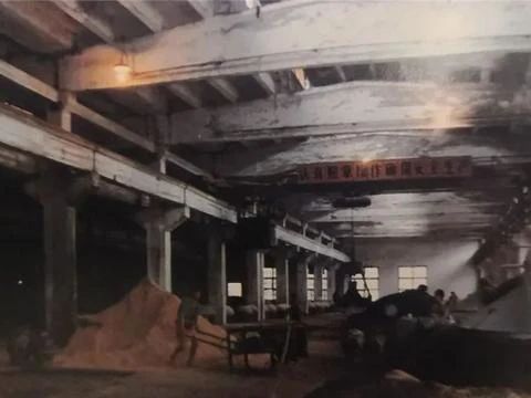 七十年代茅臺(tái)酒廠車(chē)間圖片翻攝于《茅臺(tái)酒廠志》.jpg