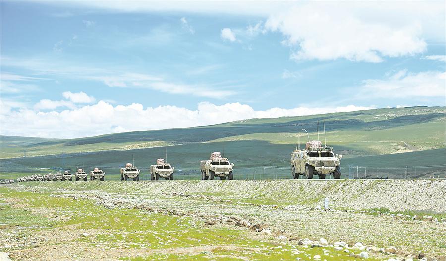 近日，西藏軍區(qū)某部組織長途機(jī)動(dòng)訓(xùn)練。 楊  凱 攝.jpg