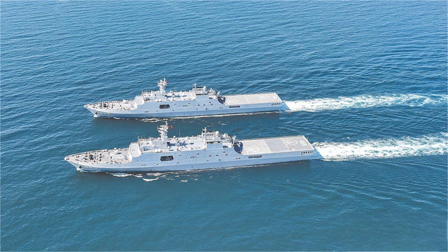 海軍某支隊(duì)艦艇編隊(duì)開展訓(xùn)練.jpg