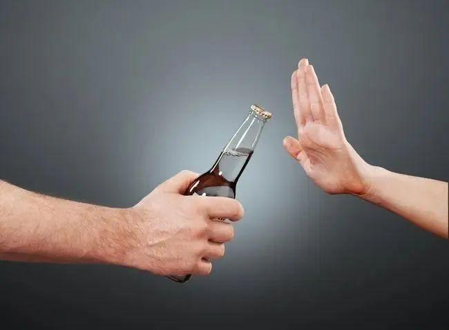 拒酒有門道、倒酒有學(xué)問、敬酒有規(guī)矩1.jpg